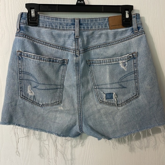 American Eagle Mom Jean High Rise Light Wash Denim Fringe Shorts Size 4 - Picture 2 of 7